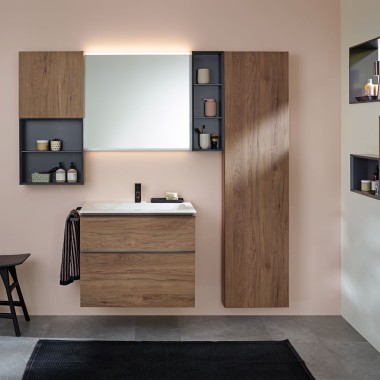 Casa de banho com cerâmicas de casa de banho & móveis Geberit iCon