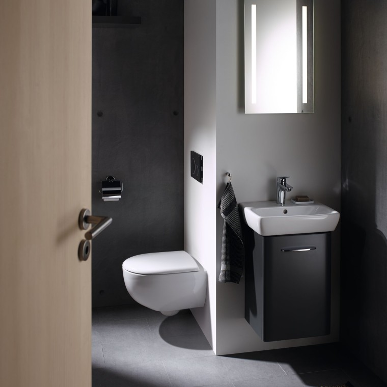 Casa de banho pequena com sanita, móvel e lavatório Geberit Selnova Casa de banho pequena com sanita, móvel e lavatório Geberit Selnova