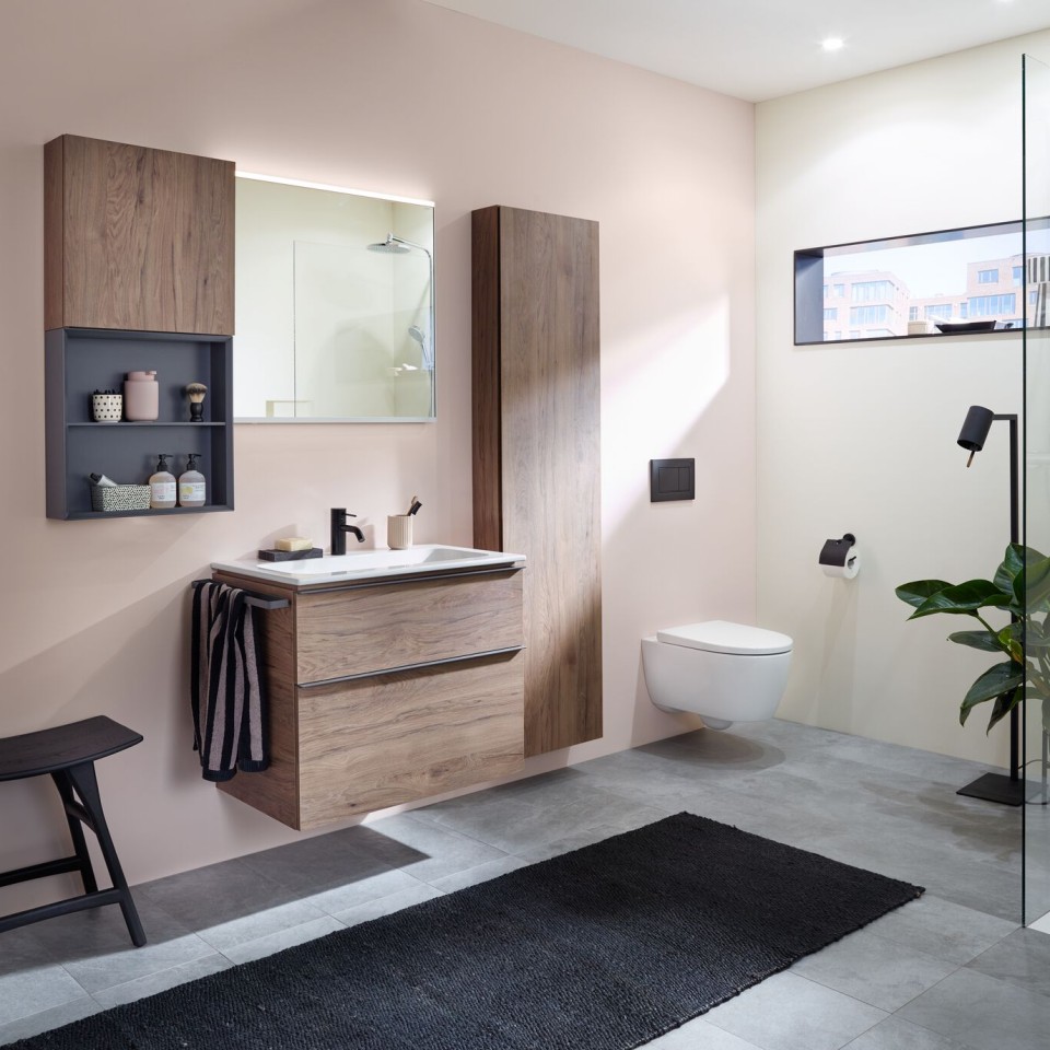 Casas de banho Geberit iCon com sanita, lavatório e móveis de casa de banho Casas de banho Geberit iCon com sanita, lavatório e móveis de casa de banho