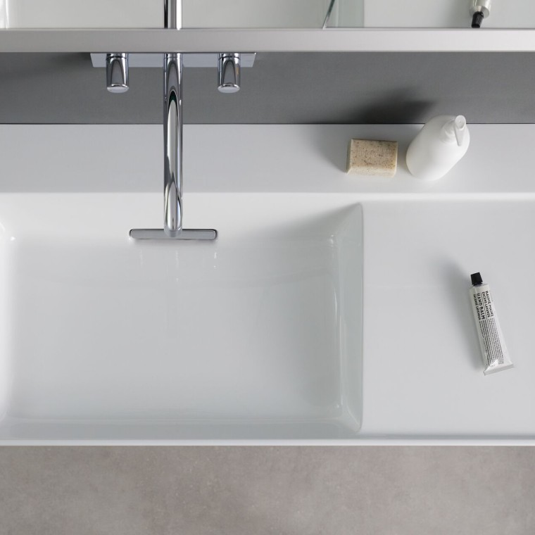 Lavatório Geberit ONE com superfície lateral direita Lavatório Geberit ONE com superfície lateral direita