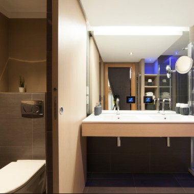 Exemplo de casa de banho modular com autoclismo de interior Geberit 