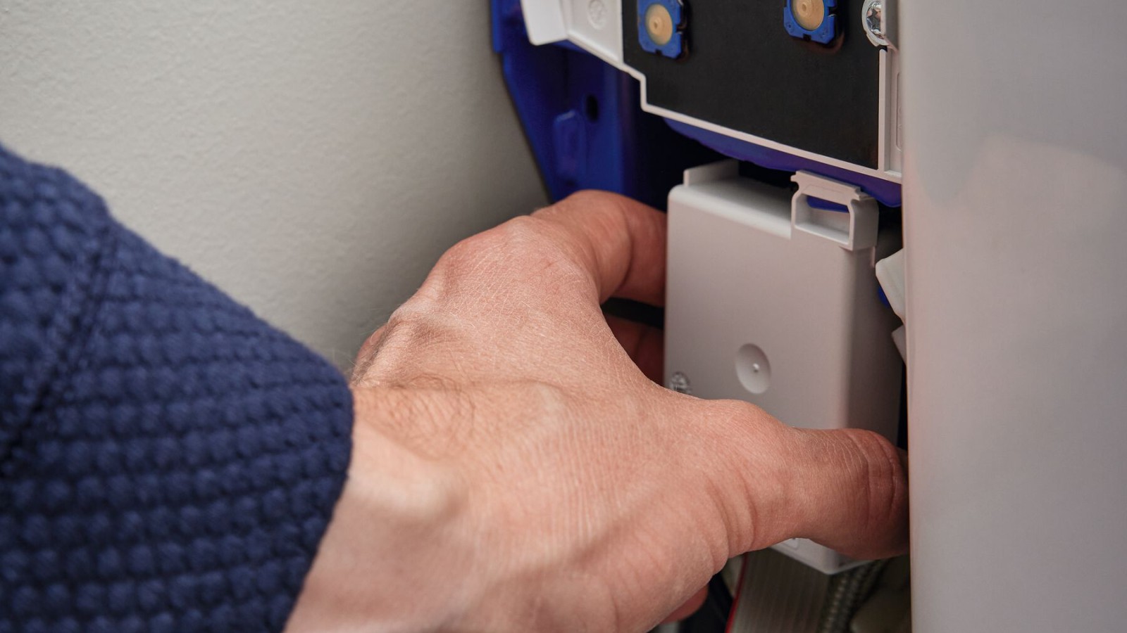 Com o Geberit AquaClean podemos aceder facilmente à tecnologia da sanita Com o Geberit AquaClean podemos aceder facilmente à tecnologia da sanita