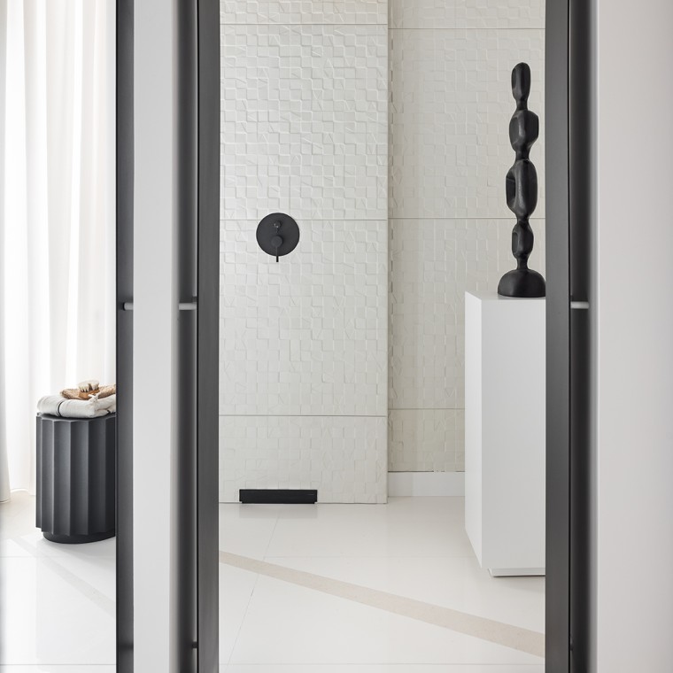 Sifão de parede Geberit Wall Drain para duche, em preto mate (©Nacho Uribesalazar: Casa Decor 2024 Geberit-Miguel Muñoz) Sifão de parede Geberit Wall Drain para duche, em preto mate (©Nacho Uribesalazar: Casa Decor 2024 Geberit-Miguel Muñoz)