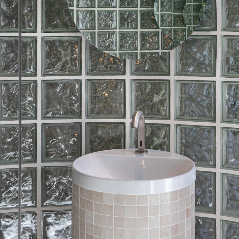 A água incorpora-se como gotas de água. Torneira Geberit Piave e lavatório VariForm (©Asier Rua: Casa Decor 2025 Geberit-Zooco) A água incorpora-se como gotas de água. Torneira Geberit Piave e lavatório VariForm (©Asier Rua: Casa Decor 2025 Geberit-Zooco)