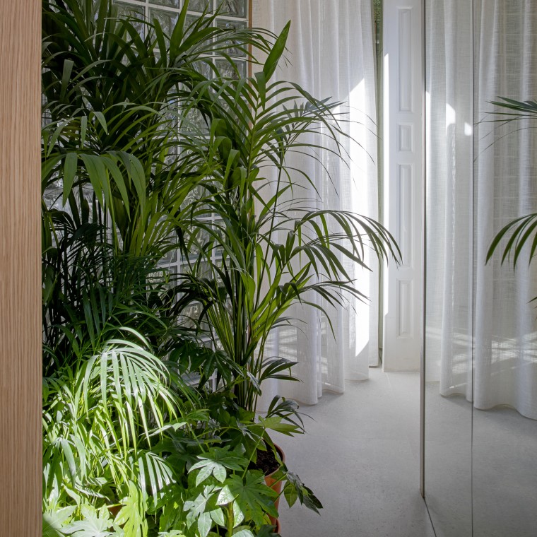 Zona de duche com sifão de parede para duche Wall Drain, em aço inoxidável escovado (©Asier Rua: Casa Decor 2025 Geberit-Zooco) Zona de duche com sifão de parede para duche Wall Drain, em aço inoxidável escovado (©Asier Rua: Casa Decor 2025 Geberit-Zooco)