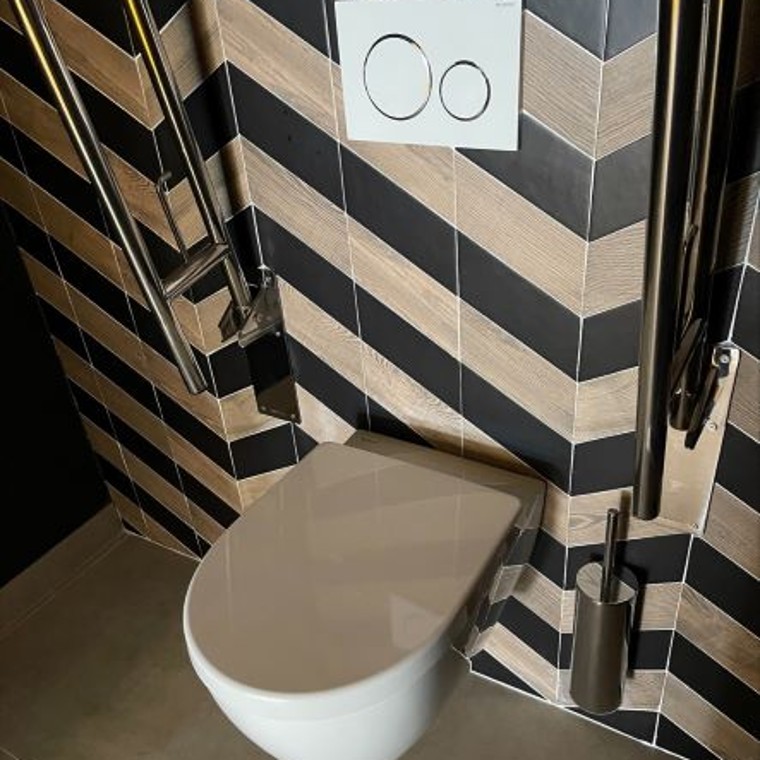 Sanita Geberit iCon Rimfree com botão Sigma20 e barras de agarrar (© Hotel Florida Magaluf) Sanita Geberit iCon Rimfree com botão Sigma20 e barras de agarrar (© Hotel Florida Magaluf)