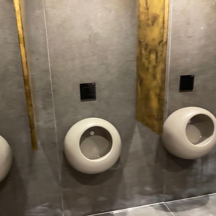 Casa de banho com descargas Geberit para urinóis (© Hotel Four View Baía Funchal). Casa de banho com descargas Geberit para urinóis (© Hotel Four View Baía Funchal).