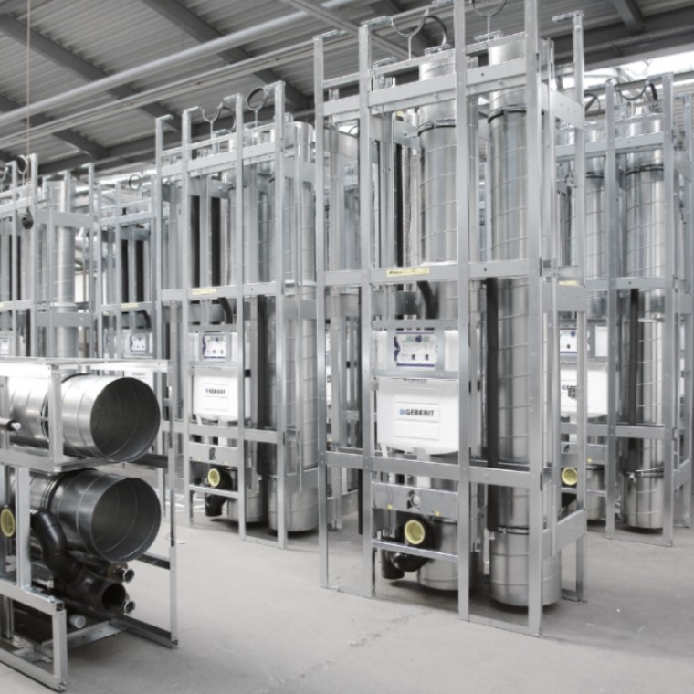 Autoclismos de interior e tubagens de alimentação e evacuação na fábrica Autoclismos de interior e tubagens de alimentação e evacuação na fábrica