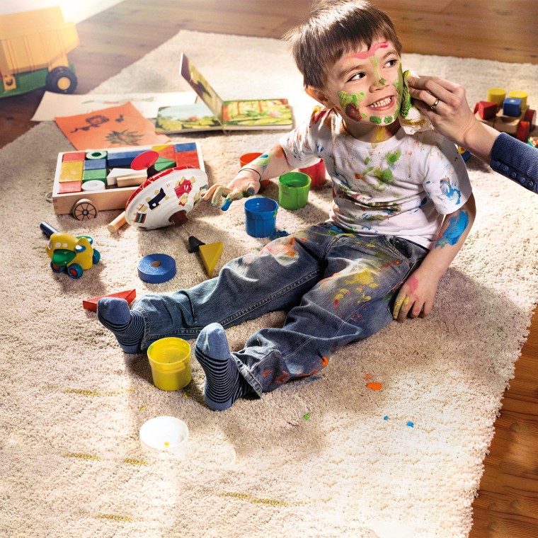 Criança coberta de tinta Criança coberta de tinta