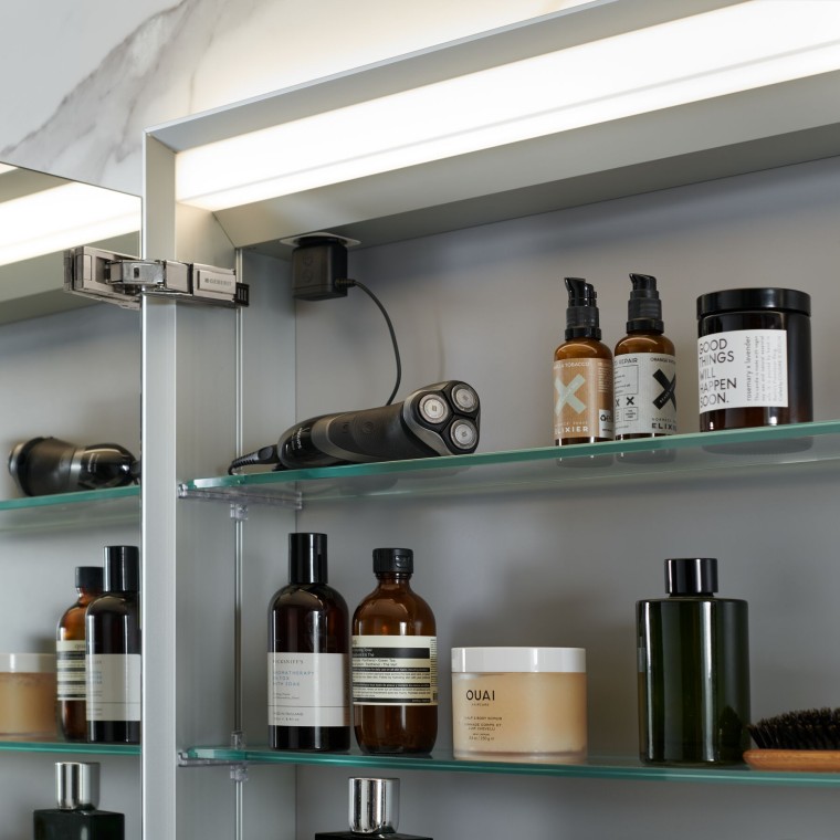 Armário com espelho Geberit ONE com interior bem iluminado Armário com espelho Geberit ONE com interior bem iluminado