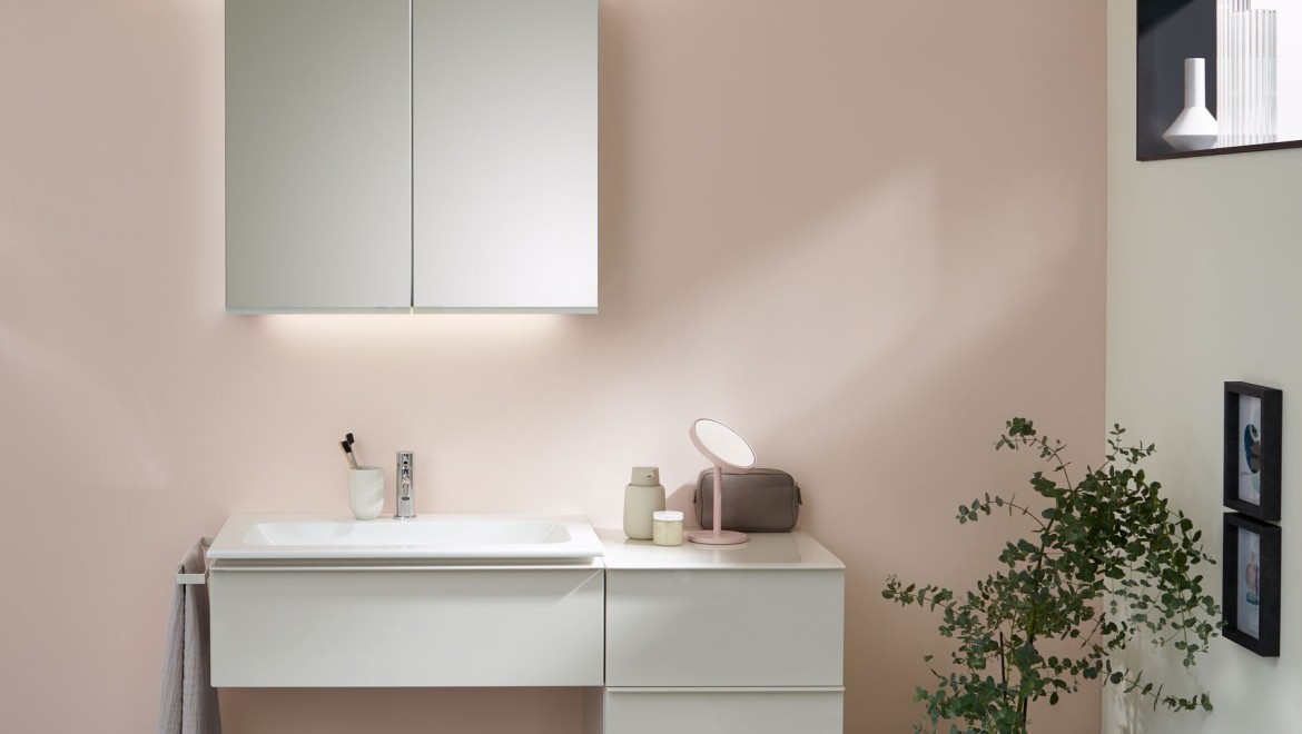 Série de casa de banho iCon com armário com espelho Option Plus (© Geberit)