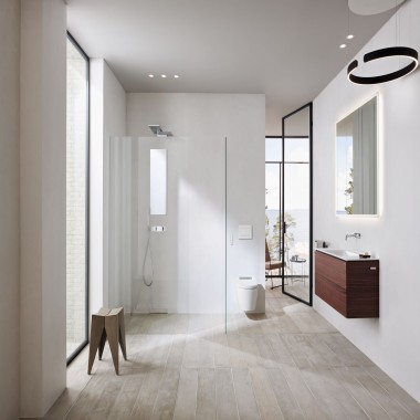 Uma luxuosa casa de banho com duches ao nível do chão