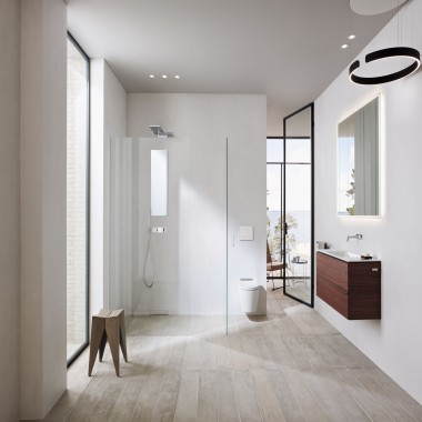 Uma luxuosa casa de banho com duches ao nível do chão Uma luxuosa casa de banho com duches ao nível do chão