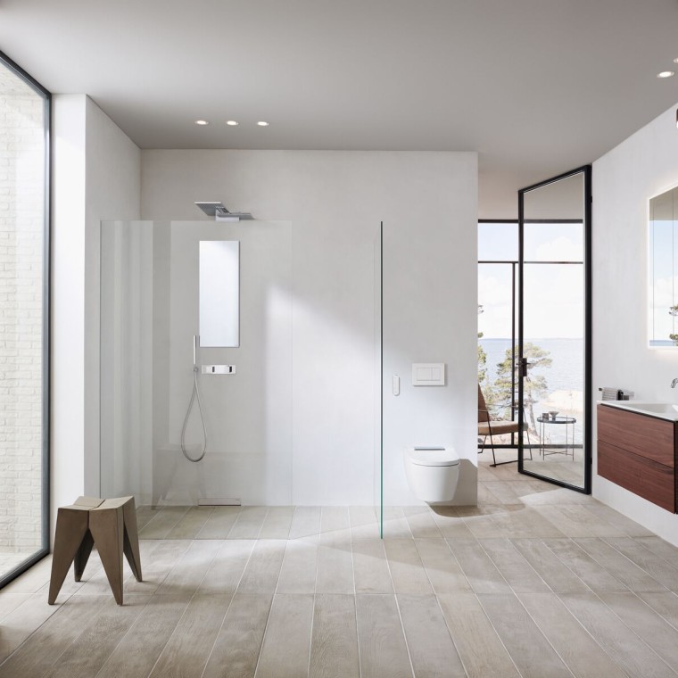 Uma luxuosa casa de banho com duches ao nível do chão Uma luxuosa casa de banho com duches ao nível do chão