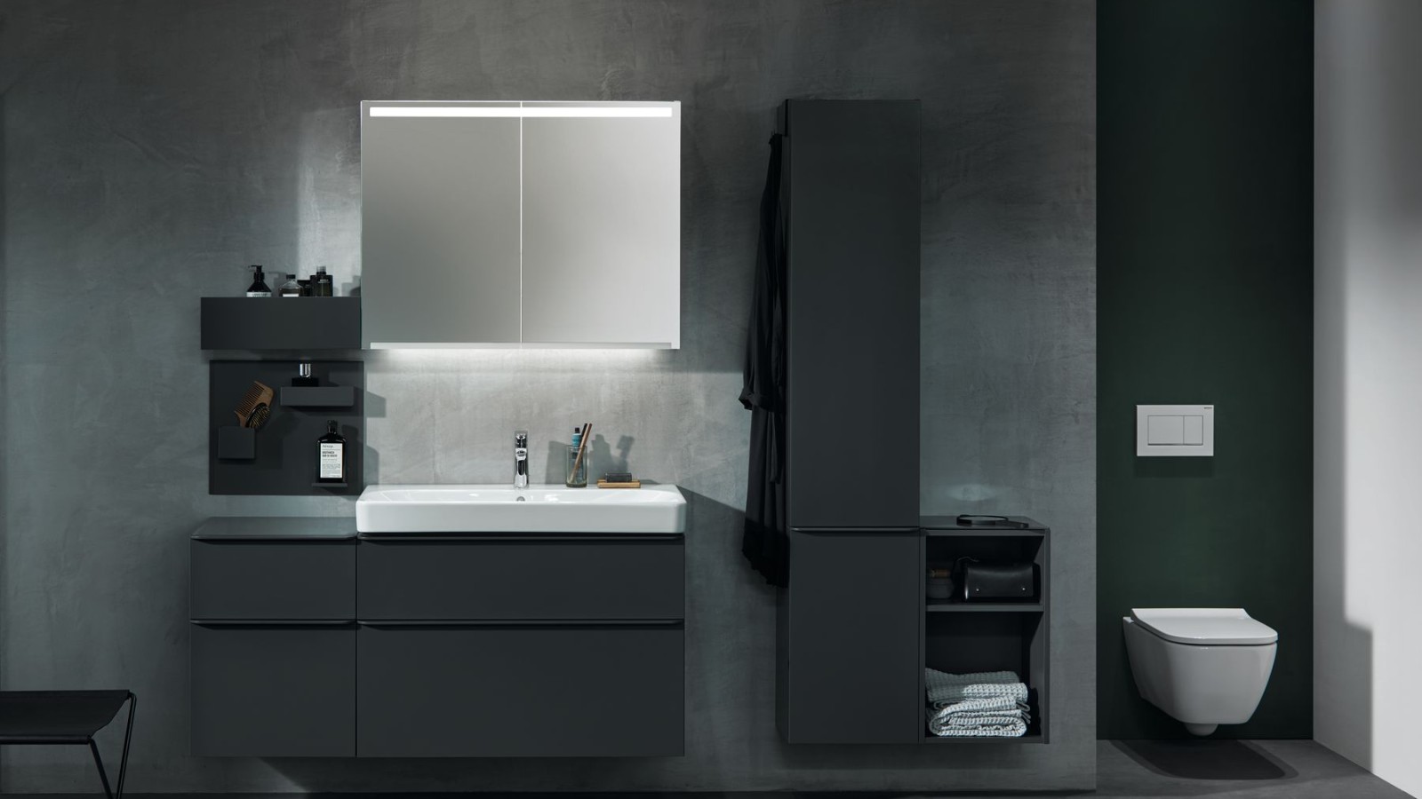 Uma sanita suspensa Geberit Smyle Square montada num nicho Uma sanita suspensa Geberit Smyle Square montada num nicho