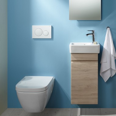 Uma sanita Selnova suspensa e uma zona de lavatório com uma parede azul clara