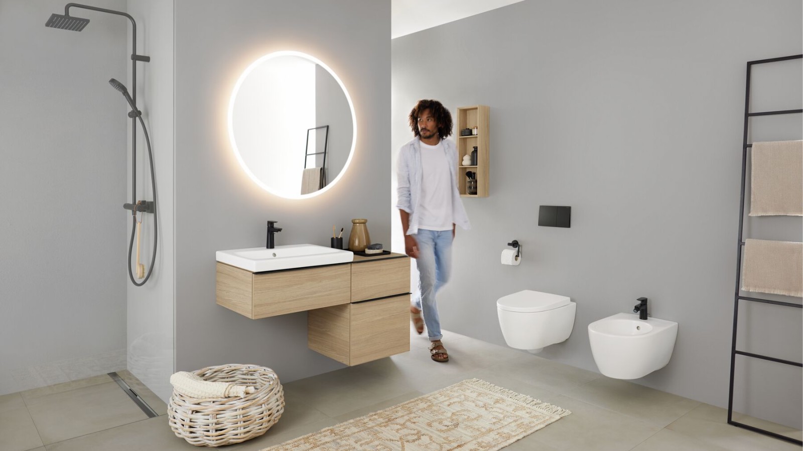 Uma casa de banho com duche ao nível do chão