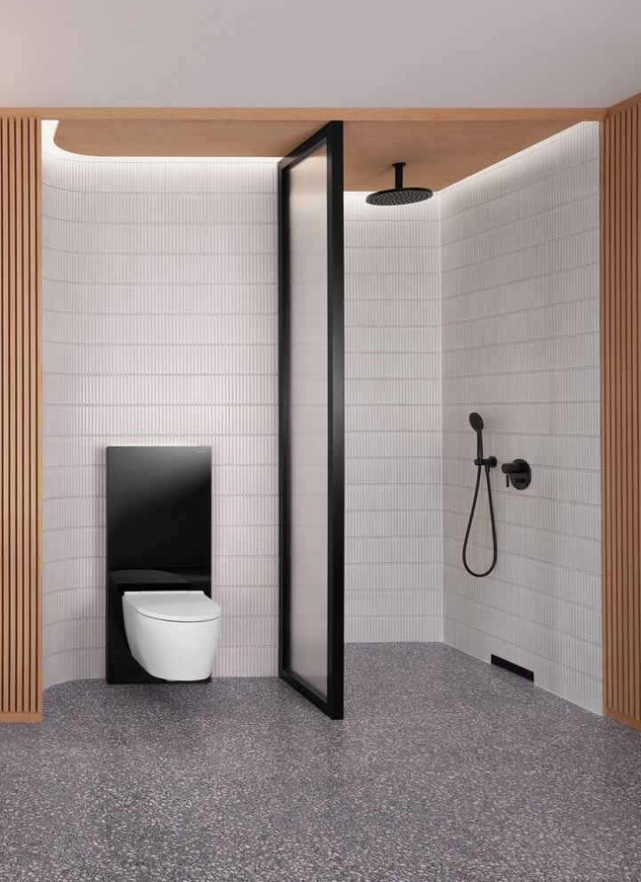 Uma casa de banho com parede de madeira e zona de duche e WC em preto e branco Uma casa de banho com parede de madeira e zona de duche e WC em preto e branco