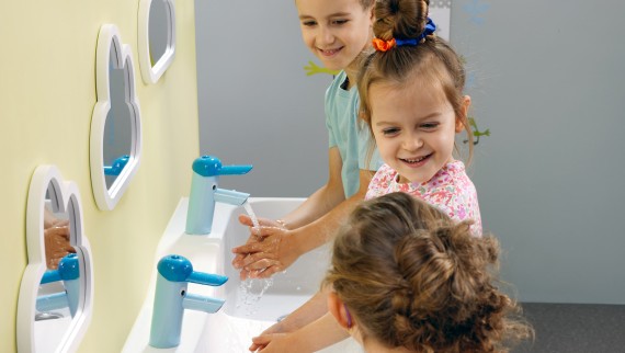As crianças brincam num espaço de diversão e para fazer a higiene Geberit Bambini As crianças brincam num espaço de diversão e para fazer a higiene Geberit Bambini