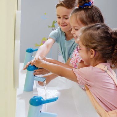 Crianças a brincar no espaço de diversão e para fazer a higiene Geberit Bambini Crianças a brincar no espaço de diversão e para fazer a higiene Geberit Bambini