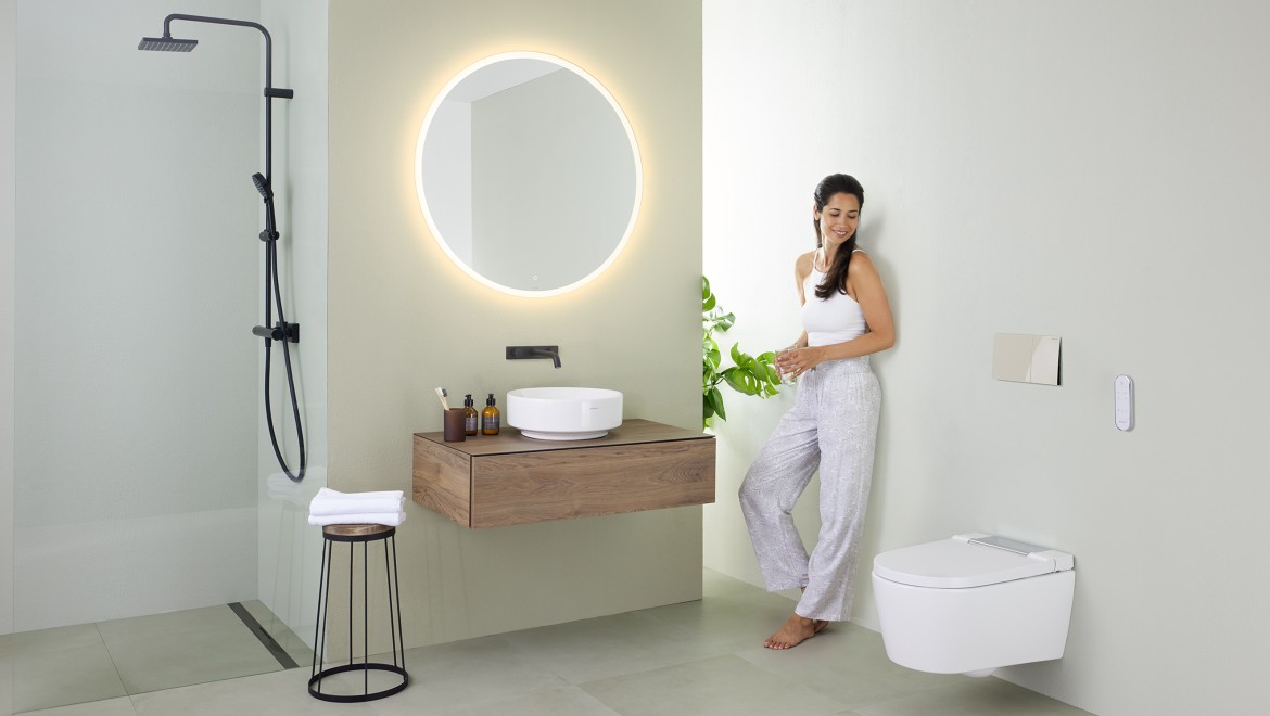 Mulher numa casa de banho minimalista Mulher numa casa de banho minimalista