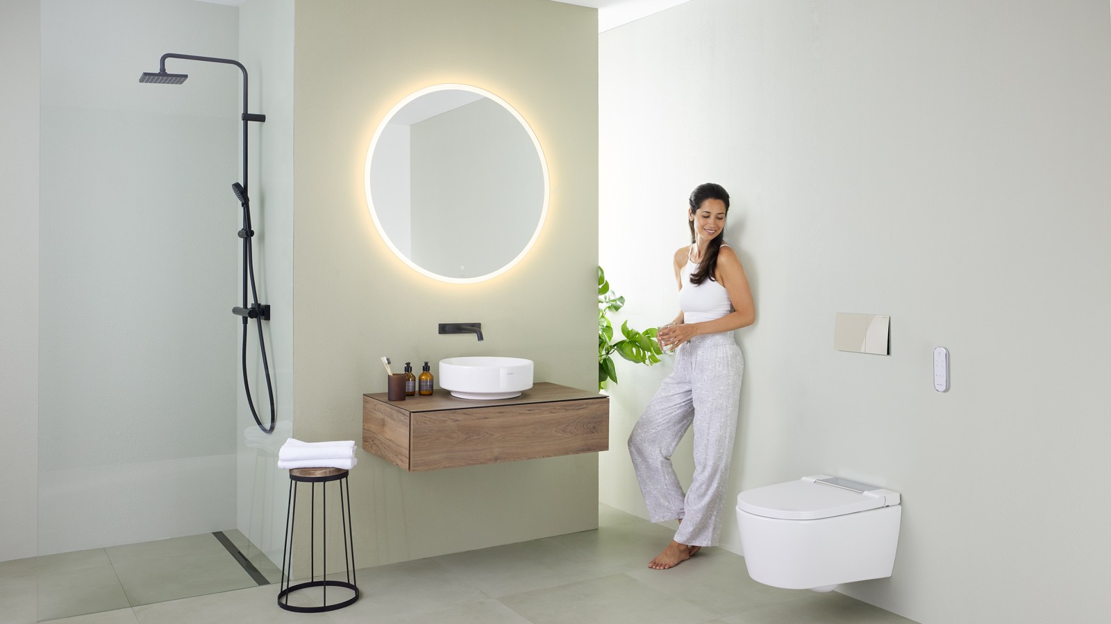 Mulher numa casa de banho minimalista Mulher numa casa de banho minimalista