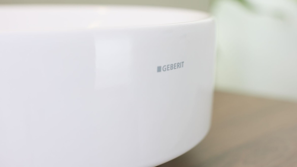 Louça sanitária Geberit com logótipo Louça sanitária Geberit com logótipo