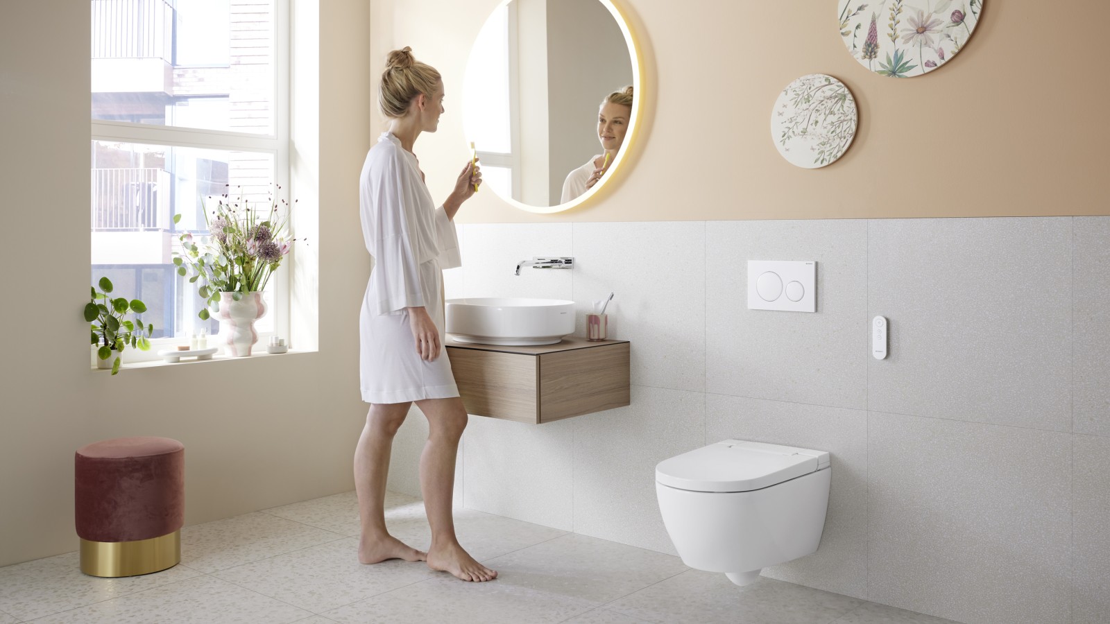 Casa de banho em moderno Peach Fuzz com sanita com sistema integrado de lavagem Geberit AquaClean Alba Casa de banho em moderno Peach Fuzz com sanita com sistema integrado de lavagem Geberit AquaClean Alba