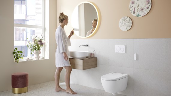 Casa de banho em moderno Peach Fuzz com sanita com sistema integrado de lavagem Geberit AquaClean Alba Casa de banho em moderno Peach Fuzz com sanita com sistema integrado de lavagem Geberit AquaClean Alba