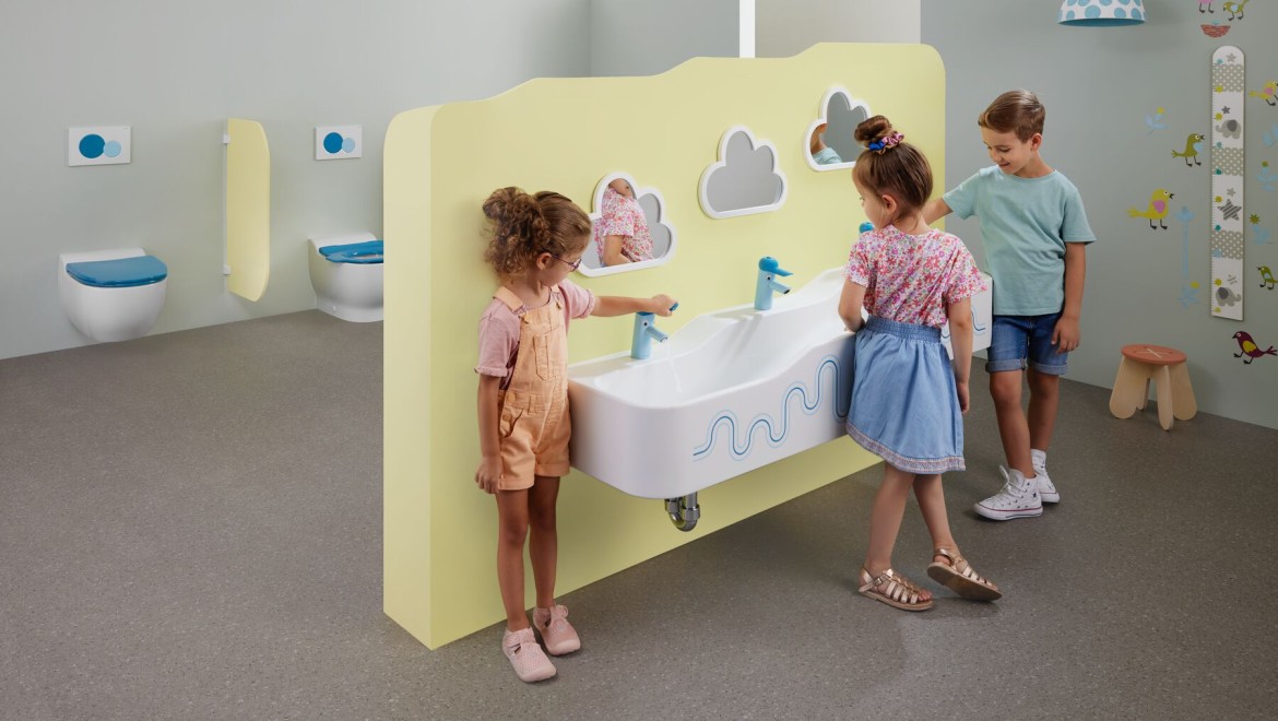 As crianças brincam numa casa de banho com Geberit Bambini As crianças brincam numa casa de banho com Geberit Bambini