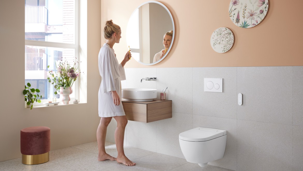 Casa de banho no moderno Peach Fuzz com sanita bidé Geberit AquaClean Alba Casa de banho no moderno Peach Fuzz com sanita bidé Geberit AquaClean Alba
