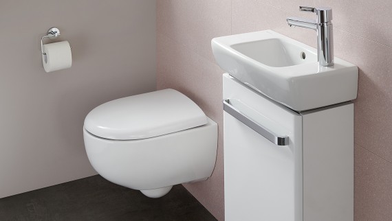 Casa de banho com sanita suspensa e lavatório Selnova Compact com pouca projeção