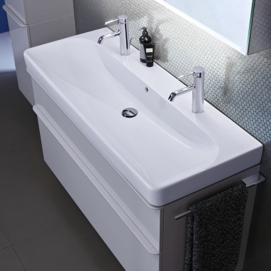 Móvel de lavatório duplo Geberit Smyle em branco com puxador Móvel de lavatório duplo Geberit Smyle em branco com puxador
