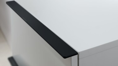 Armário lateral Geberit iCon em branco com puxadores pretos Armário lateral Geberit iCon em branco com puxadores pretos
