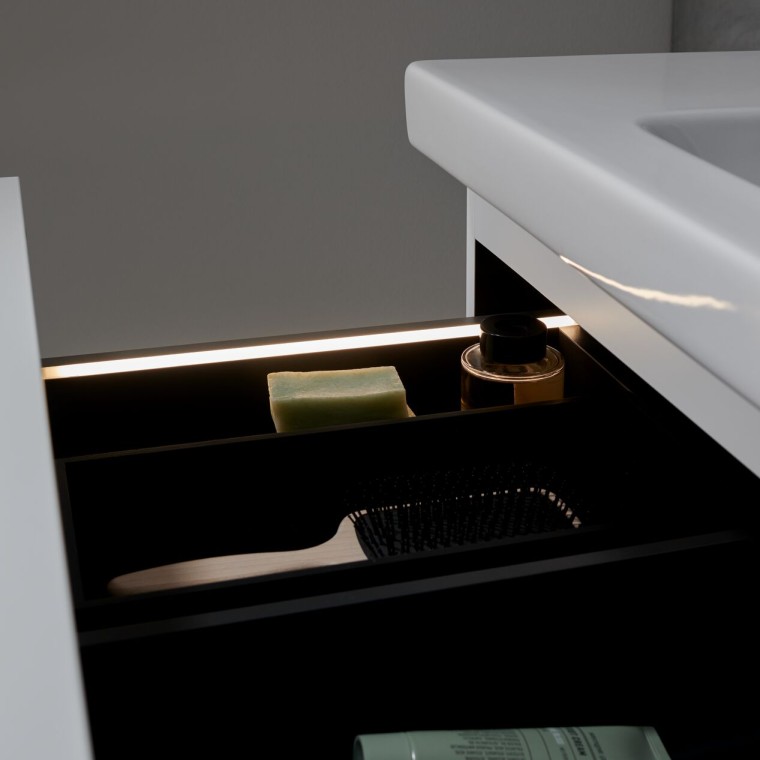 Móvel de lavatório Geberit iCon com fita de luz integrada Móvel de lavatório Geberit iCon com fita de luz integrada