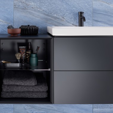 Móvel de lavatório Geberit ONE com elemento lateral aberto Móvel de lavatório Geberit ONE com elemento lateral aberto