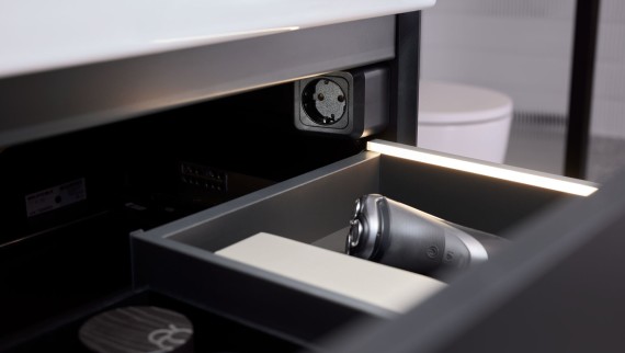 Gaveta Geberit ONE com fitas luminosas e elemento de ligação à tomada elétrica