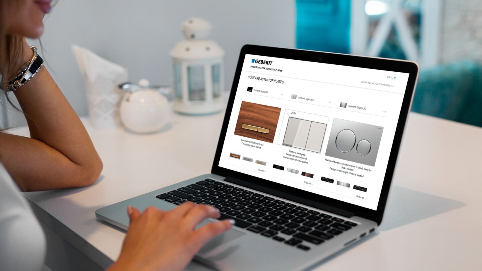 Mulher compara placas de comando de descarga da Geberit