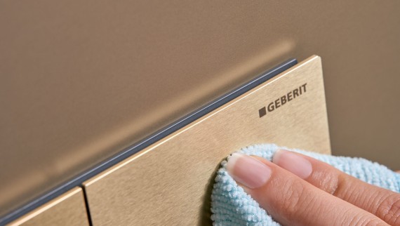 Placa de descarga Geberit Sigma70 com revestimento anti-dedadas fácil de limpar