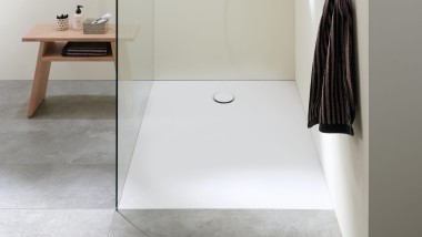 Um duche ao nível do chão numa casa de banho pequena