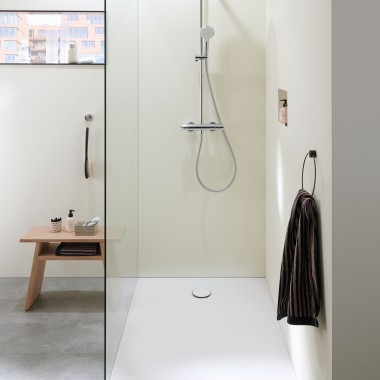 Um duche ao nível do chão numa casa de banho pequena