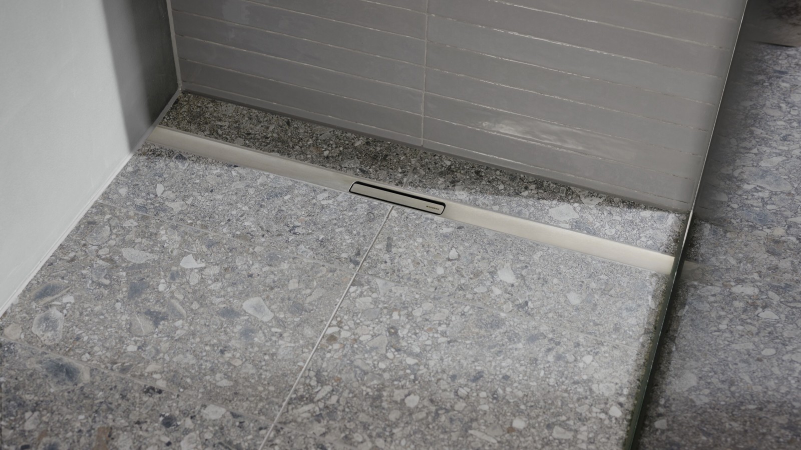 A calha para duche Geberit CleanLine30