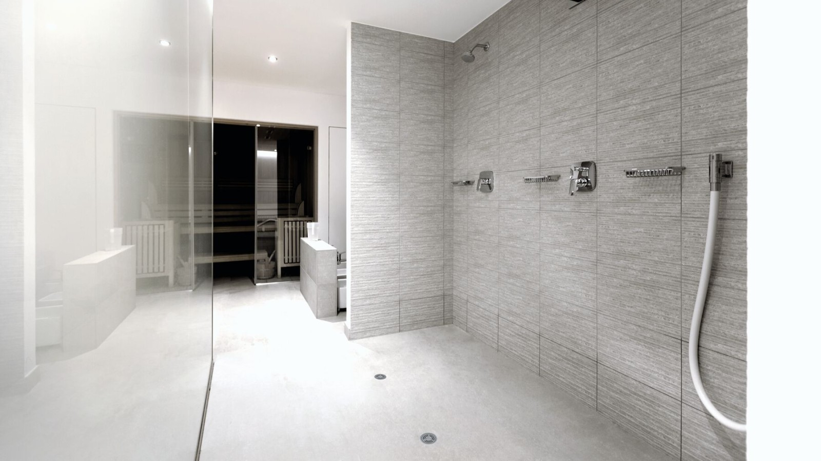 Casa de banho semipública com esgotos de duche de pavimento em vinil (PVC) da Geberit Casa de banho semipública com esgotos de duche de pavimento em vinil (PVC) da Geberit