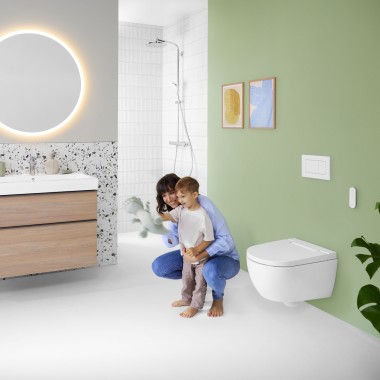 Mulher e criança numa casa de banho colorida com espelho Geberit Option Mulher e criança numa casa de banho colorida com espelho Geberit Option
