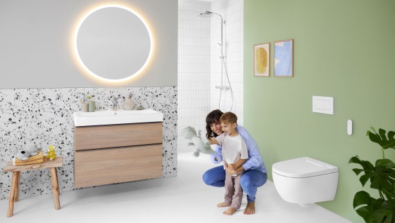 Geberit AquaClean Alba com mulher e criança na casa de banho Geberit AquaClean Alba com mulher e criança na casa de banho