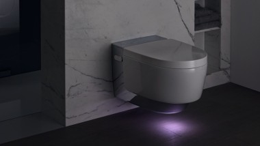 Geberit AquaClean Mera cromada com luz de orientação