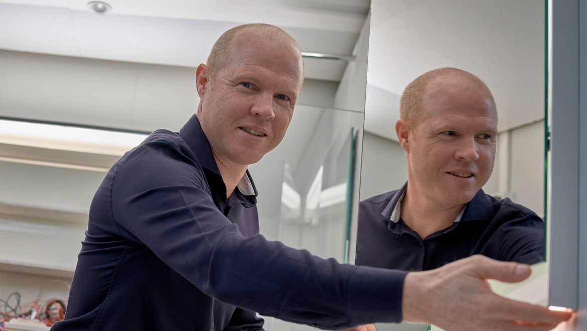 O especialista em iluminação Andreas Janser no laboratório de iluminação da sede central da Geberit em Rapperswil-Jona, Suíça (© Geberit)