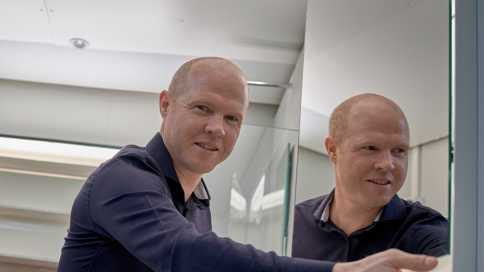 O especialista em iluminação Andreas Janser no laboratório de iluminação da sede central da Geberit em Rapperswil-Jona, Suíça (© Geberit) O especialista em iluminação Andreas Janser no laboratório de iluminação da sede central da Geberit em Rapperswil-Jona, Suíça (© Geberit)