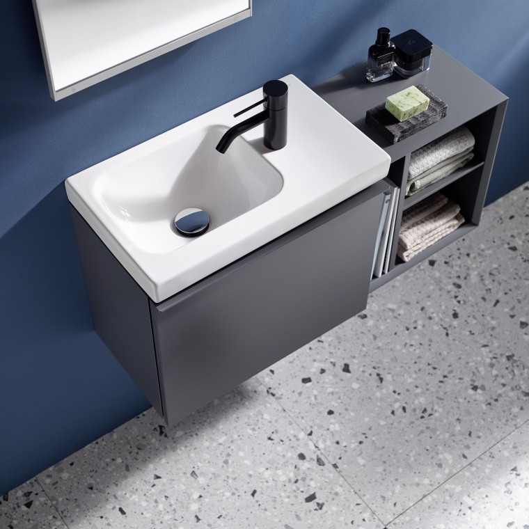 Lavatório pequeno Geberit iCon com torneira lateral em preto mate Lavatório pequeno Geberit iCon com torneira lateral em preto mate