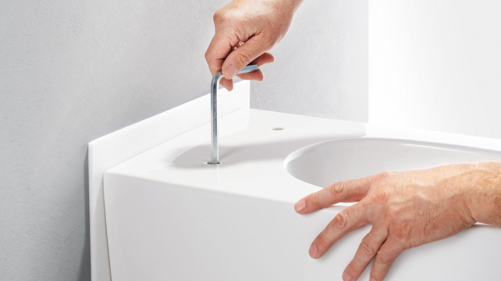 Sistema EFF3, a fixação final faz-se facilmente através dos orifícios de ancoragem do assento